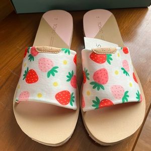 NIB! Tom’s sandals. Carley Birch Spring Strawberries Printed Repreve Jersey.
